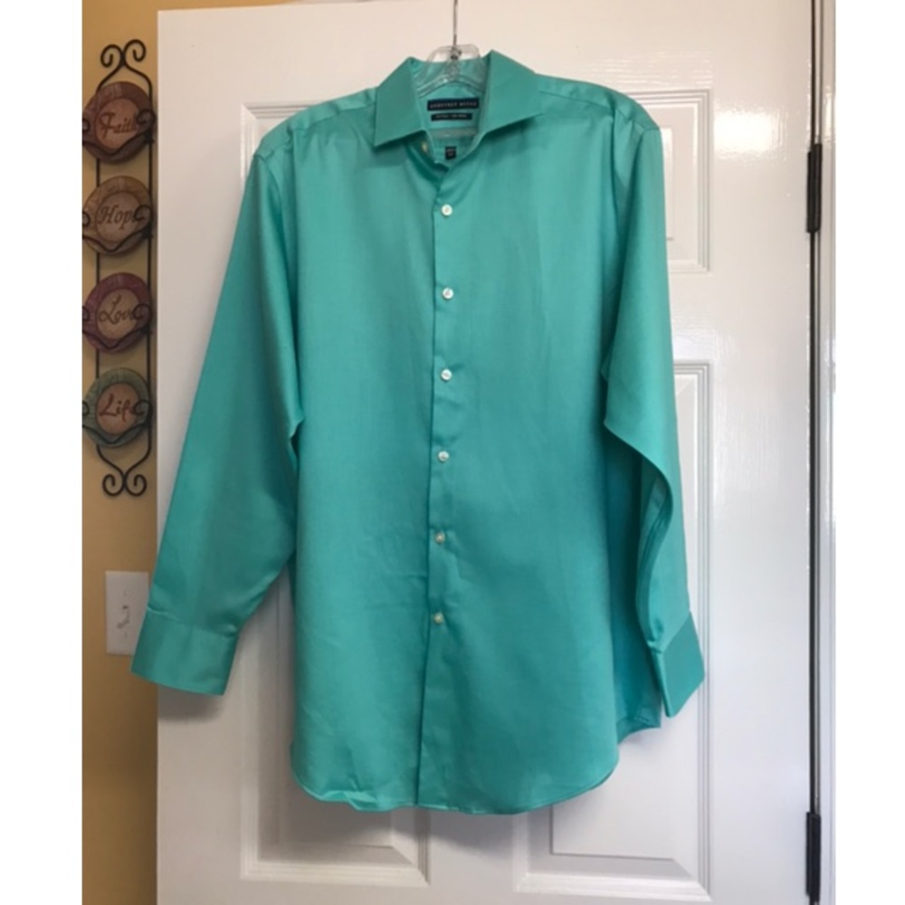 Men’s dress shirt size 161/2 32/33